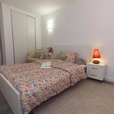 Maison Des Compagnons Apartment